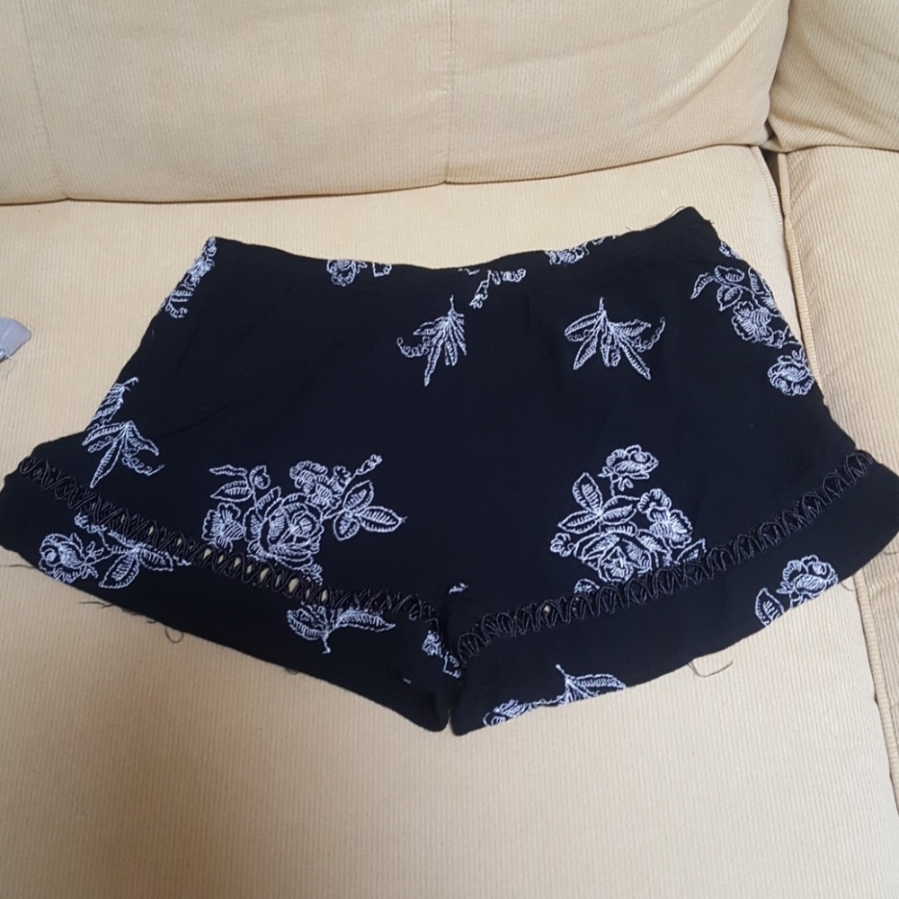 Kendall & Kylie embroidered linen shorts